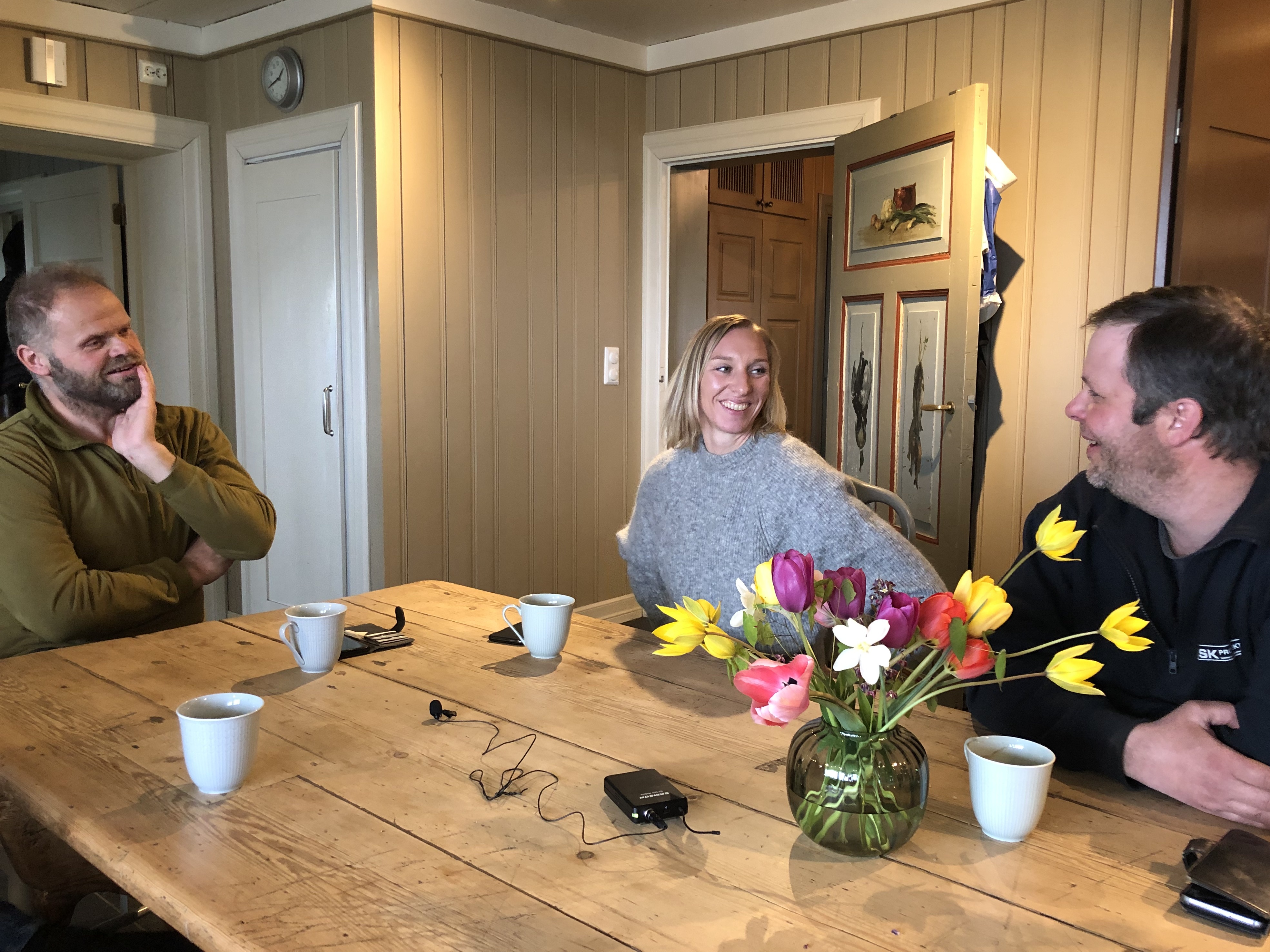 Roy Stensby til høyre, i samtale med slaktegriskollega Anne Grete Rimstad Bleken og smågrisleverandør Harald Gropen.